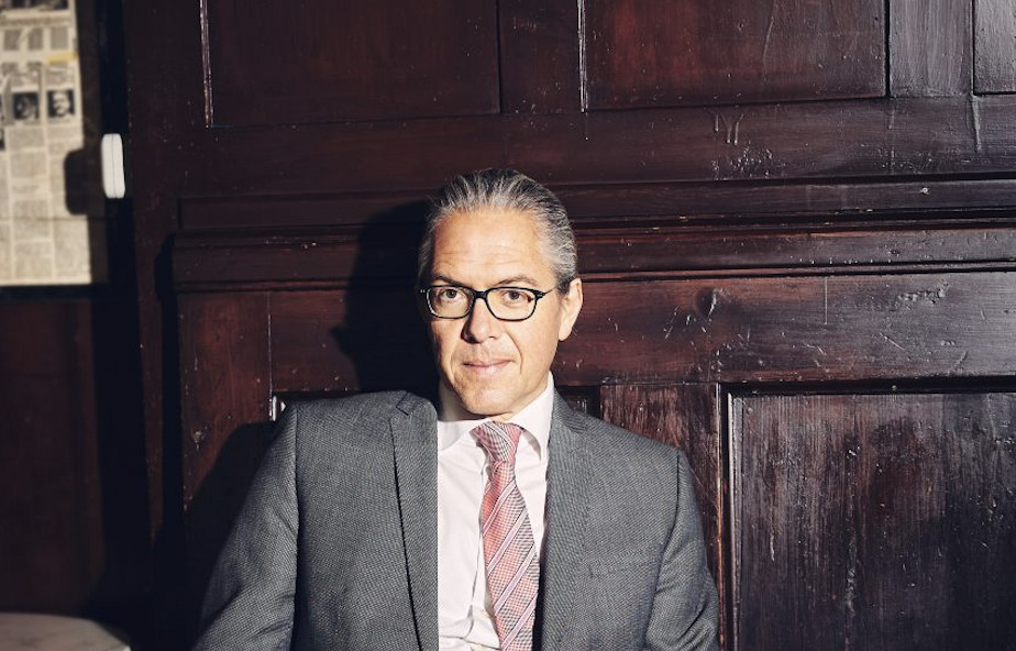 Portraitfoto Steffen Kopetzky, der den historischen Kriegsthriller „Atom“ veröffentlicht