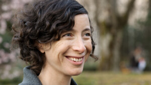 Portraitfoto Ayelet Gundar-Goshen, die mit ihrem aktuellen Bestseller „Ungebetene Gäste“ im September 2025 auf Lesereise geht