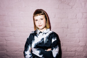 Portraitfoto Caroline Wahl, die mit ihrem neuen Roman „Die Assistentin“ auf große Lesereise geht