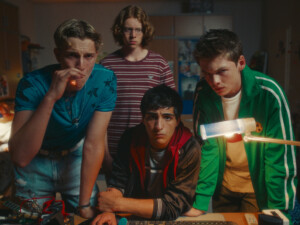 "Chabos - Hinein ins Weekend Feeling": Die Chabos, PD (Jonathan Kriener), Gollum (Arsseni Bultmann), Alba (Loran Alhasan) und Peppi (Nico Marischka) starren entsetzt auf einen Bildschirm.