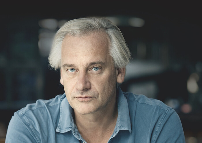 Portraitfoto Chris Kraus, dessen neuesten Roman „Die Sonne und die Mond“ es hier zu gewinnen gibt.