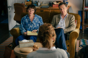 Die schwarze Komödie „Die Rosenschlacht“ mit Oivia Colman und Benedict Cumberbatch in den Hauptrollen läuft in den Kinos.