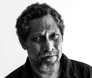 Portraitfoto Percival Everett, zu dessen neuem Roman „Dr. No“ wir ein Gewinnspiel veranstalten