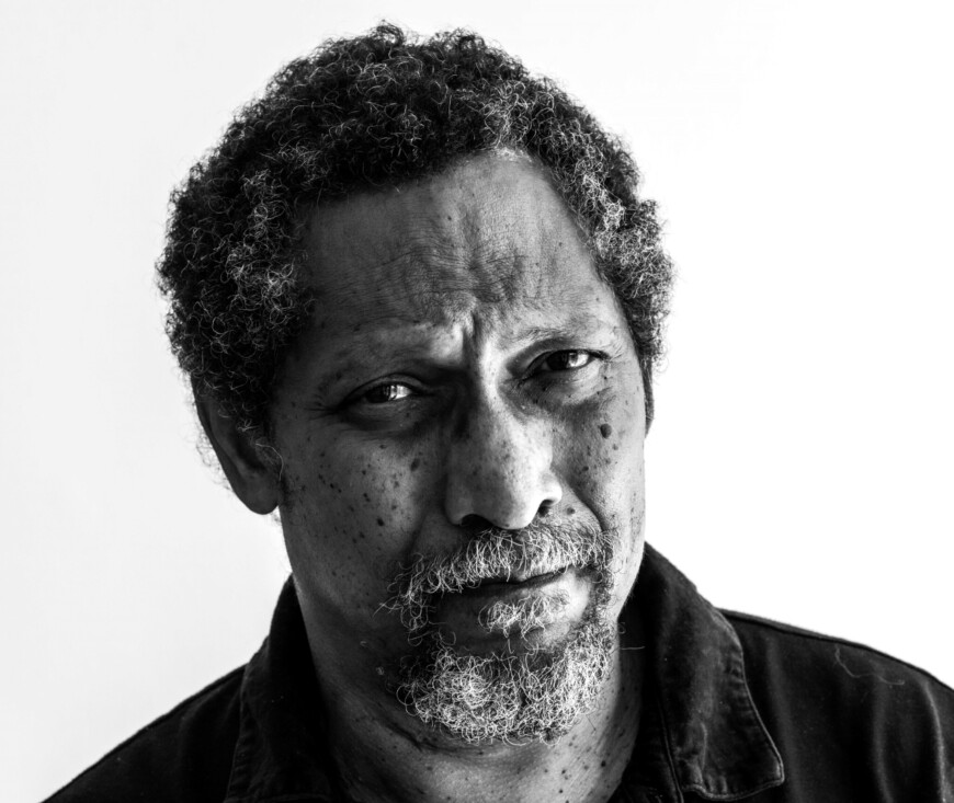 Portraitfoto Percival Everett, zu dessen neuem Roman „Dr. No“ wir ein Gewinnspiel veranstalten