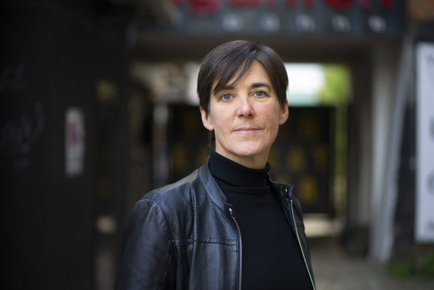Portraitfoto Gaea Schoeters, die mit der Satire „Das Geschenk“ einen neuen Roman veröffentlicht