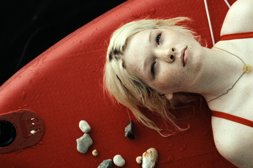 Mascha Schilinski gewann mit „In die Sonne schauen“ in Cannes den Preis der Jury. Der Film kommt jetzt in die Kinos.