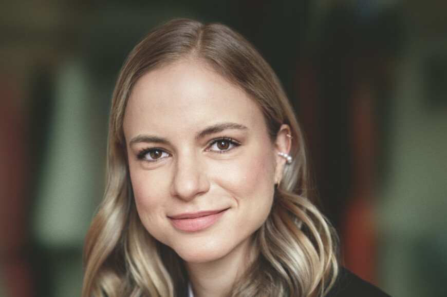 Portraitfoto Julia Engelmann, die im Interview über ihren Debütroman „Himmel ohne Ende“ spricht