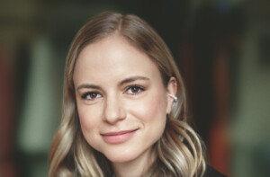 Portraitfoto Julia Engelmann, deren Debütroman „Himmel ohne Ende“ wir verlosen