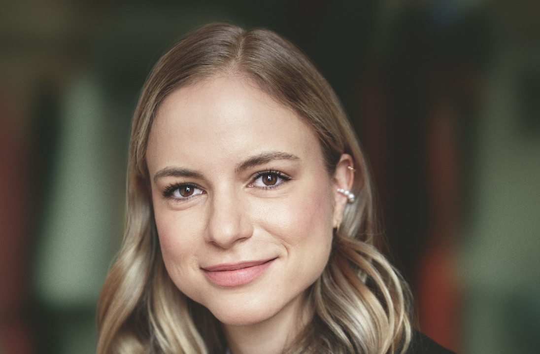 Portraitfoto Julia Engelmann, deren Debütroman „Himmel ohne Ende“ wir verlosen