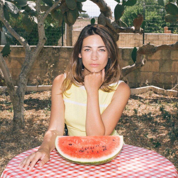 Luca Vasta sitzt an einem Tisch vor einer Wassermelone.