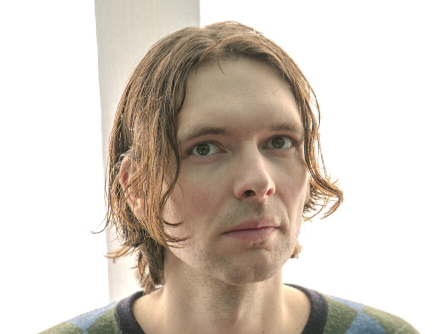 Portraitfoto Marius Goldhorn, der den Roman „Die Prozesse“ veröffentlicht
