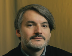 Wird beim 45. Erlanger Poet:innenfest mit einem Autorenporträt geehrt: Saša Stanišić
