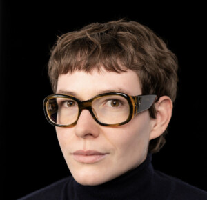 Portraitfoto Svea Mausolf, die mit „Image“ ihr Romandebüt veröffentlicht.