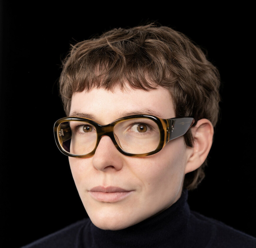 Portraitfoto Svea Mausolf, die mit „Image“ ihr Romandebüt veröffentlicht.
