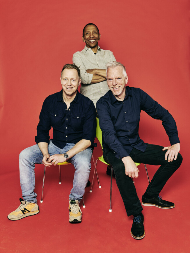 Das Tingvall Trio vor einem rotem Hintergrund
