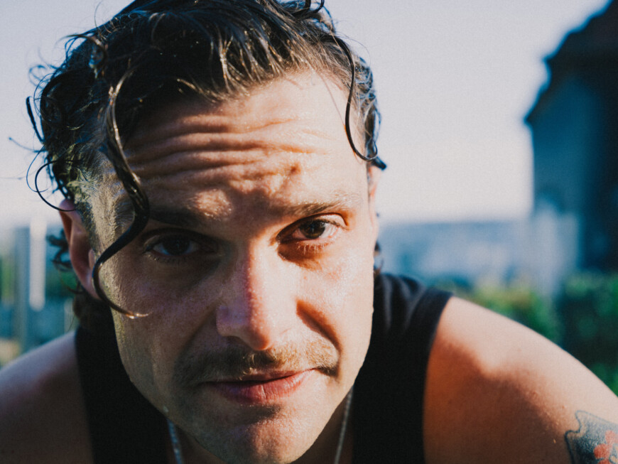 Tristan Brusch kündigt mit „Grundsolider Schläger“neues Album „Am Anfang“ an