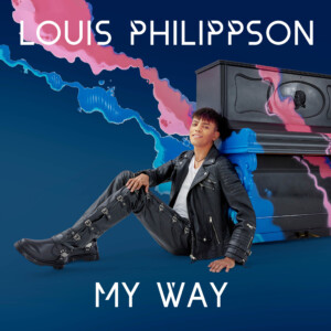 Albucover von Louis Phillipson. Der Musiker sitzt auf dem Boden neben einem Klavier von welchem blaue und pinke Farben in den Hintergrund übergehen.