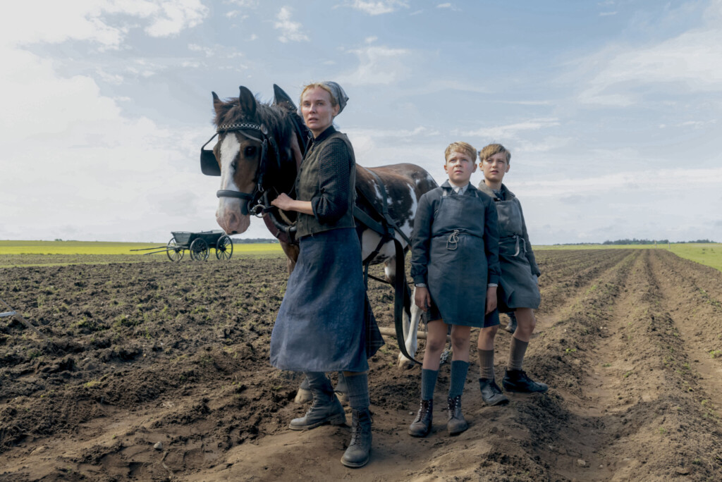 Der Film „Amrum“ des Regisseurs Fatih Akin nach dem gleichnamigen Buch von Hark Bohm kommt am 9. Oktober in die Kinos.