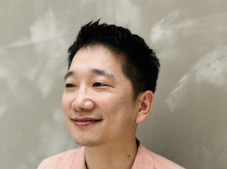 Portraitfoto Anton Hur, der mit „Toward Eternity“ seinen Debütroman veröffentlicht