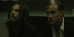 Jason Bateman und Jude Law als ungleiche Brüder in der Thrillerserie „Black Rabbit“ auf Netflix.