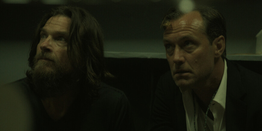 Jason Bateman und Jude Law als ungleiche Brüder in der Thrillerserie „Black Rabbit“ auf Netflix.