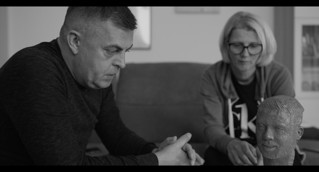 Armin Kurtovic stellt Strafanzeige gegen die Behörden, weil der Notausgang der Arena-Bar in Hanau verschlossen war.