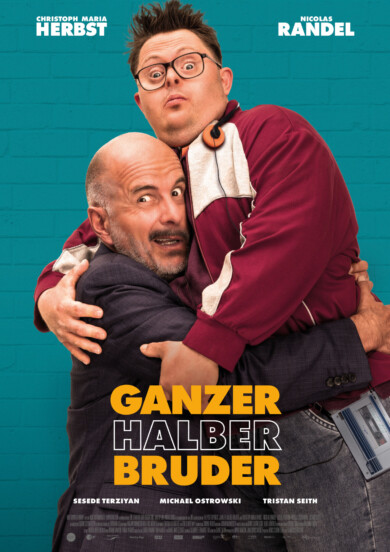 Die Komödie „Ganzer halber Bruder“ mit Christoph Maria Herbst und Nico Randel in den Hauptrollen läuft im Kino.
