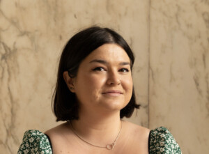 Portraitfoto Kirsty Capes, zu deren Roman „Girls“ wir ein Gewinnspiel anbieten