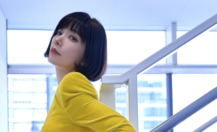 Portraitfoto Mieko Kawakami, die mit ihrem neuen Roman „Das gelbe Haus“ im September 2025 für zwei Lesungen nach Deutschland kommt