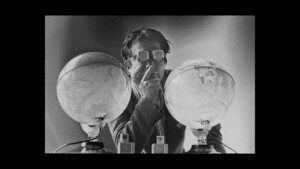 Der Dokumentarfilm „Nam June Paik: Moon Is the Oldest TV“ läuft in den Kinos.