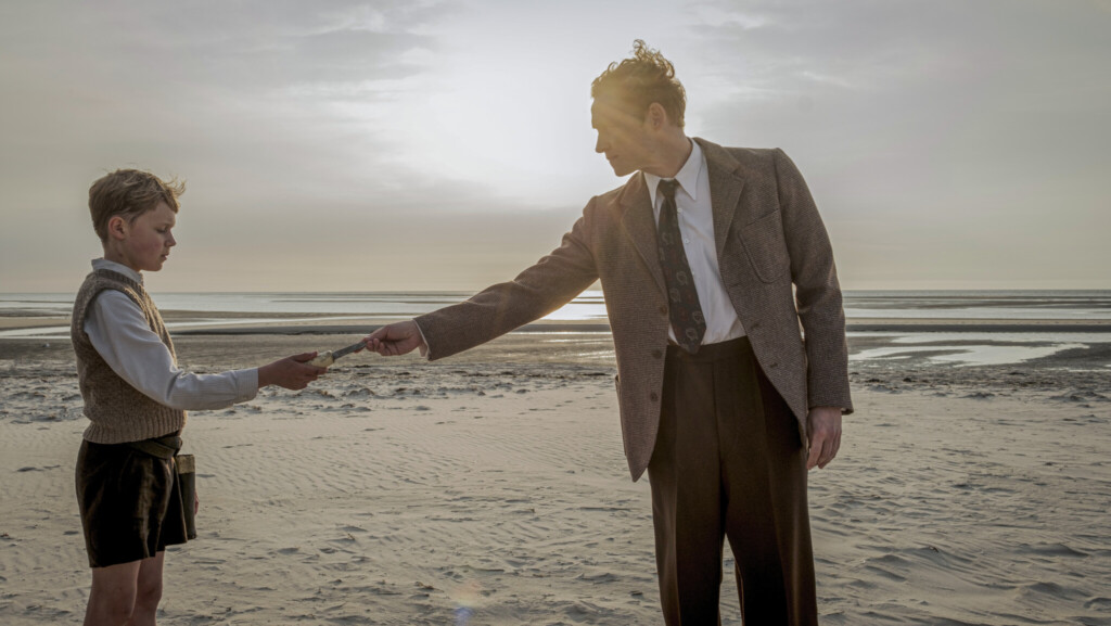 Nanning und Onkel Theo (Matthias Schweighöfer) in „Amrum“ von Fatih Akin.