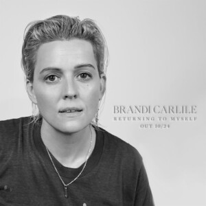 Brandi Carlile schaut auf diesem schwarz-weiß Porträt in die Kamera.