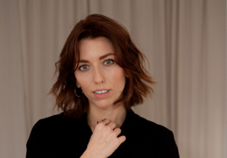 Portraitfoto Anne Sauer, die ihren Debütroman „Im Leben nebenan“ veröffentlicht.