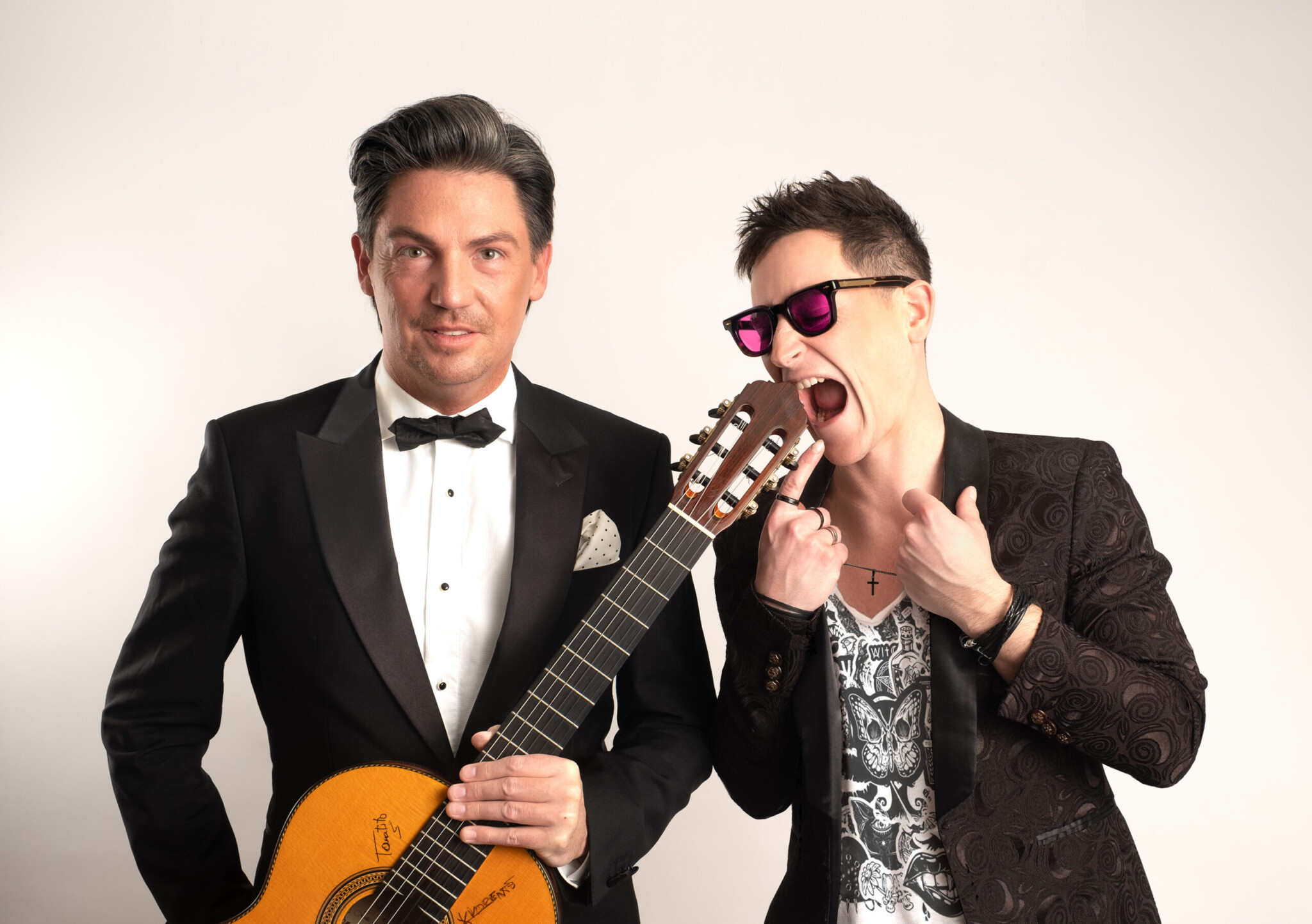 Jan Pascal und Alexander Killian mit einer Gitarre