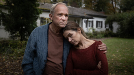 Das Drama „Dann passiert das Leben“ von Neele Leana Vollmar mit Anke Engelke und Ulrich Tukur in den Hauptrollen läuft ab Donnerstag in den Kinos.