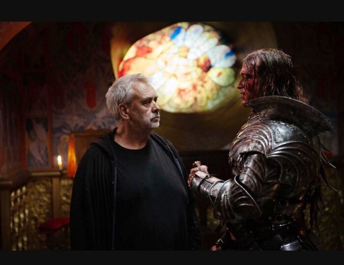 Luc Besson und sein Hauptdarsteller Caleb Landry Jones bei den Dreharbeiten seines neuen Films „Dracula – Die Auferstehung“. Der Film startet in dieser Woche in den Kinos.