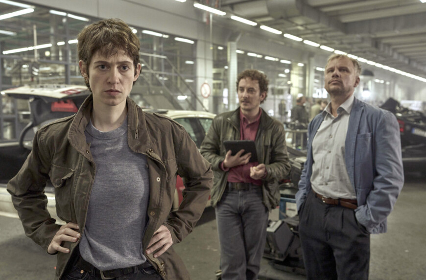 Die Serie „Hundertdreizehn“ läuft im Ersten und kann in der ARD-Mediathek gestreamt werden.