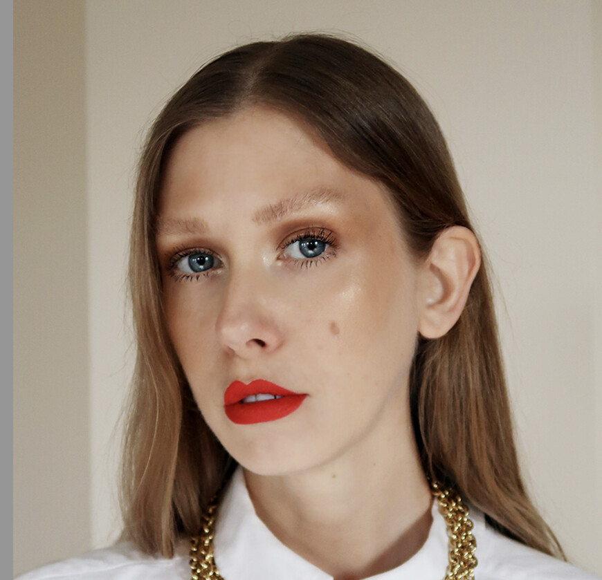 Portraitfoto Jenny Mustard, die im November 2025 mit ihrem neuen Roman „Beste Zeiten“ auf Lesereise kommt