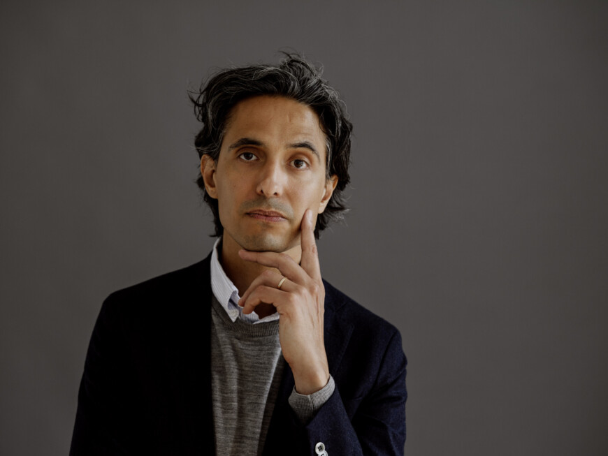 Portraitfoto Jonas Hassen Khemiri, der den autofiktionalen Roman „Die Schwestern“ veröffentlicht