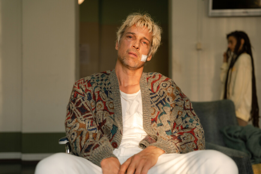 Florian David Fitz spielt in „No Hit Wonder“ einen erfolglosen Popsänger, der nach einem Suizidversuch in der Psychiatrie landet und ausgerechnet durch Singen ins Leben zurückfindet. Der Film kommt in die Kinos.