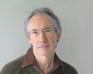 Portraitfoto Ian McEwan, zu dessen neuem Roman „Was wir wissen können“ wir ein Gewinnspiel anbieten
