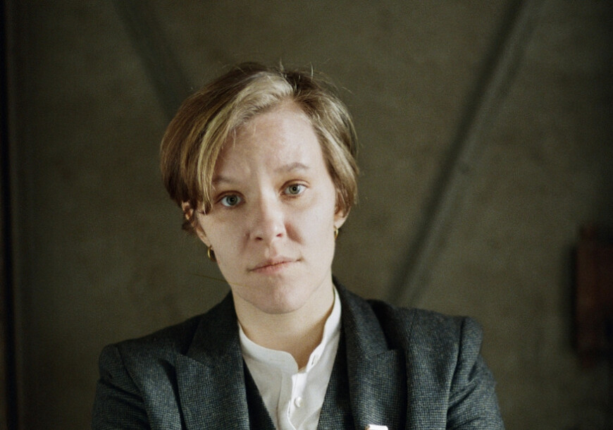 Portraitfoto Raphaela Edelbauer, die den Roman „Die echtere Wirklichkeit“ veröffentlicht