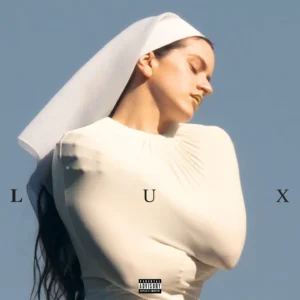 In weiß gehüllt wie eine Nonne, posiert Rosalia, vor einem blauen Hintergrund. „LUX“, der Titel ihres neuen Albums, steht in schwarzer Schrift auf der Mitte des Bildes.