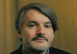Portraitfoto Saša Stanišić, der sein neues Buch mit einer Premierenlesung am Hamburger Thalia Theater vorstellt