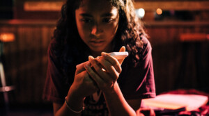 Samirah Breuer ist Nola in der Coming-of-Age-Thrillerserie „Schattenseite“, die jetzt im Ersten läuft und in der ARD-Mediathek gestreamt werden kann.