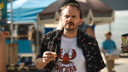 „Schwarze Schafe - Die Serie“ ist die erweiterte Version des gleichnamigen Films, der im Sommer in den Kinos lief. Die Serie kann jetzt in den einschlägigen Streaminplattformen als Pay per View gestreamt werden.