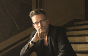 Portraitfoto Timo Blunck, der den Krimi „Ein kleines Lied über das Sterben“ und das dazugehörige Album „Der Schlaf Fotograf“ veröffentlicht