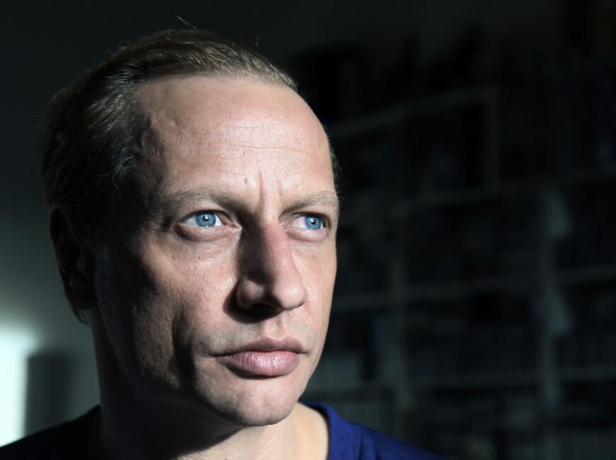 Portraitfoto Victor Schefé, der mit seinem Debütroman „Zwei, drei blaue Augen“ auf große Lesereise geht