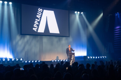 Kulturstaatsminister Wolfram Weimer gibt bei APLLAUS-Award 2025 den Klubfreund.