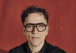 Portraitfoto Daniel Schreiber, der mit seinem neuen Buch „Liebe! Ein Aufruf“ auf große Lesereise geht